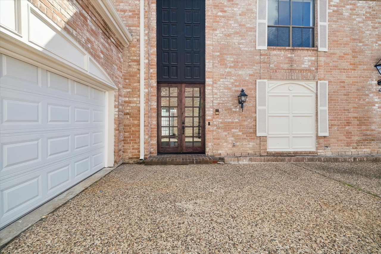 The brick front entrance and garage at 1727 Nantucket Drive
